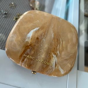 MARC JACOBS BEAUTY Blush-Bronze-Highlight Palette
Tantalize Glo! 250